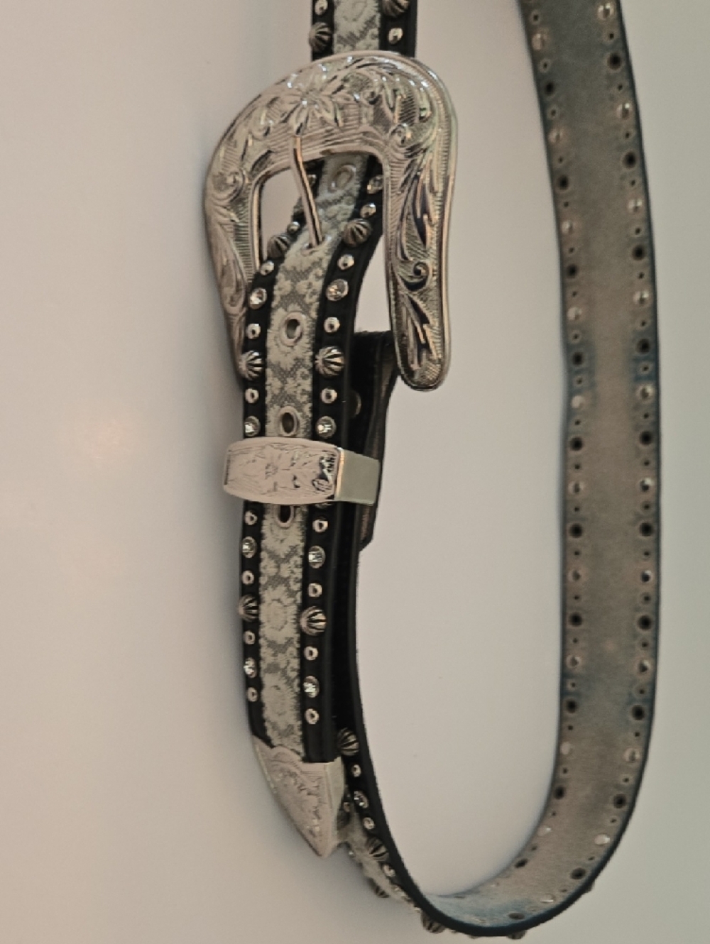 LG Gray Leather Belt with Silver Studs - Picture 4 of 4